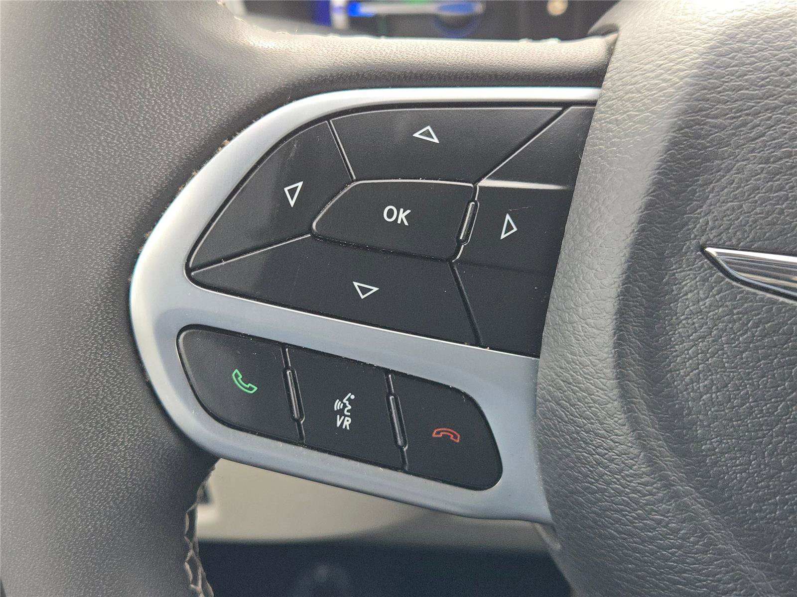 Certified 2024 Chrysler Pacifica Select image 33