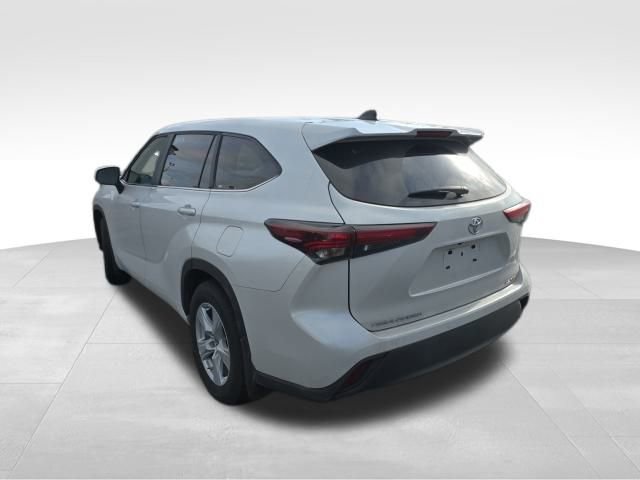 Used 2025 Toyota Highlander LE image 4