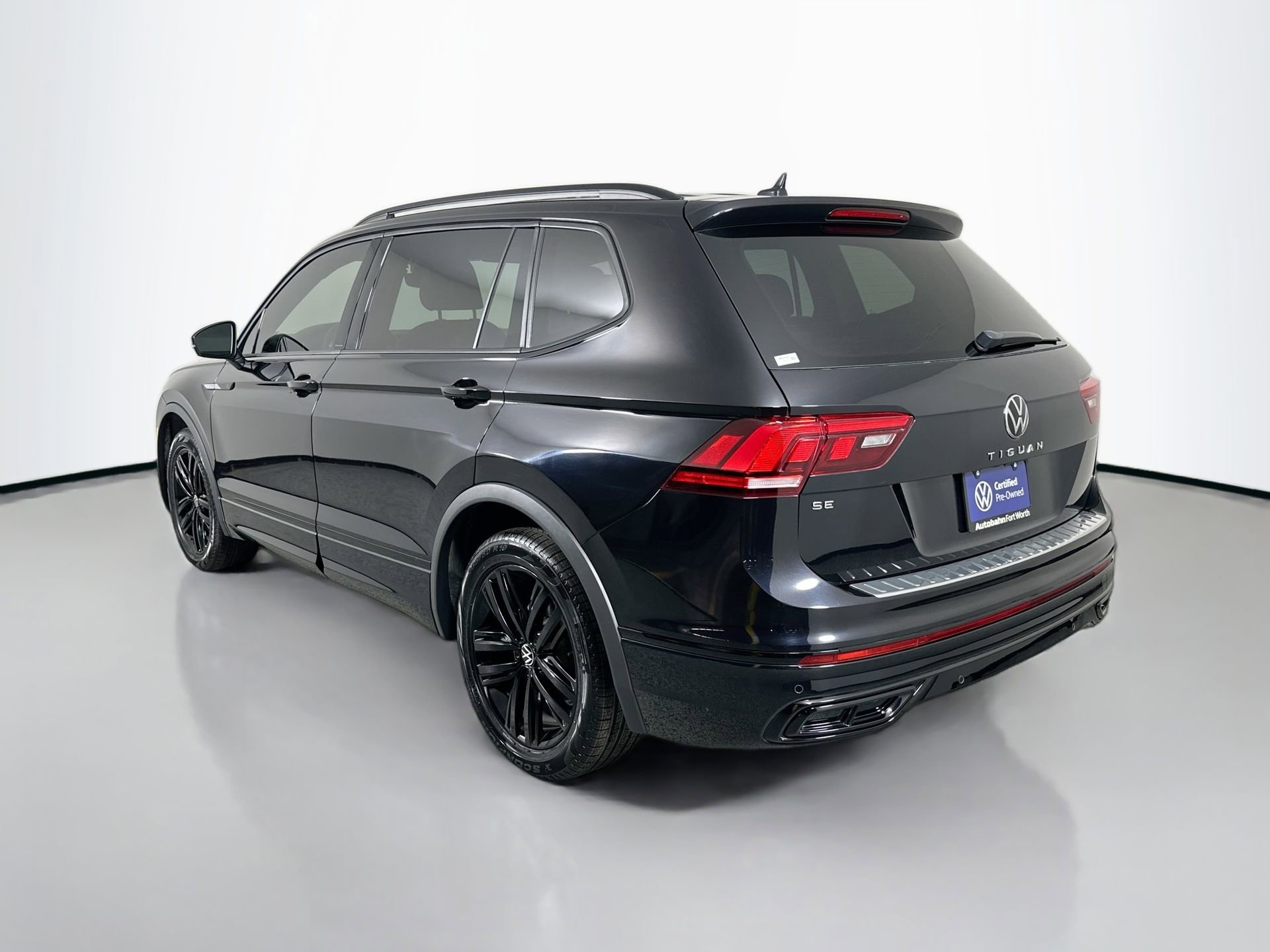 Certified 2022 Volkswagen Tiguan SE R-Line image 7