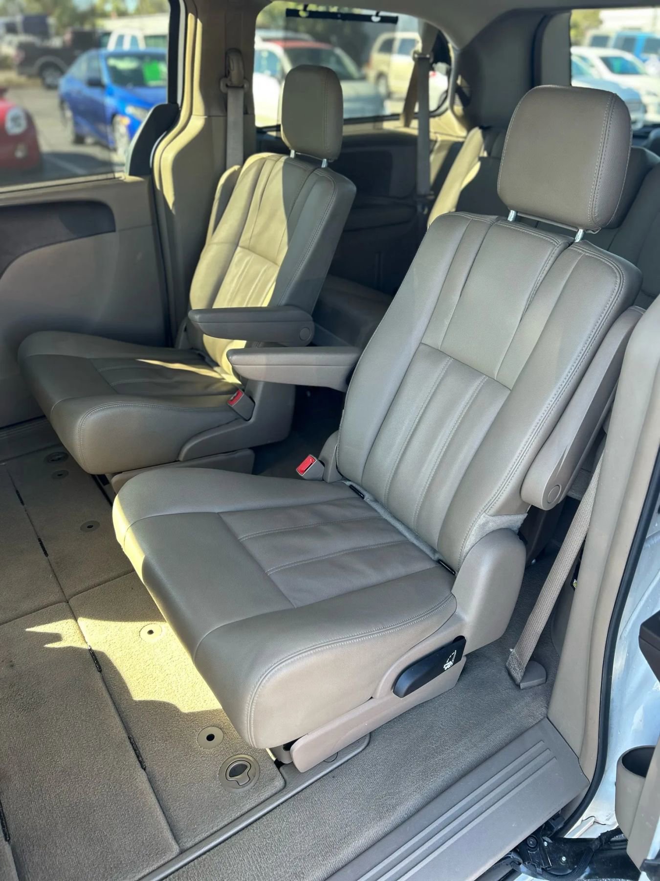 Used 2016 Chrysler Town & Country Touring image 20