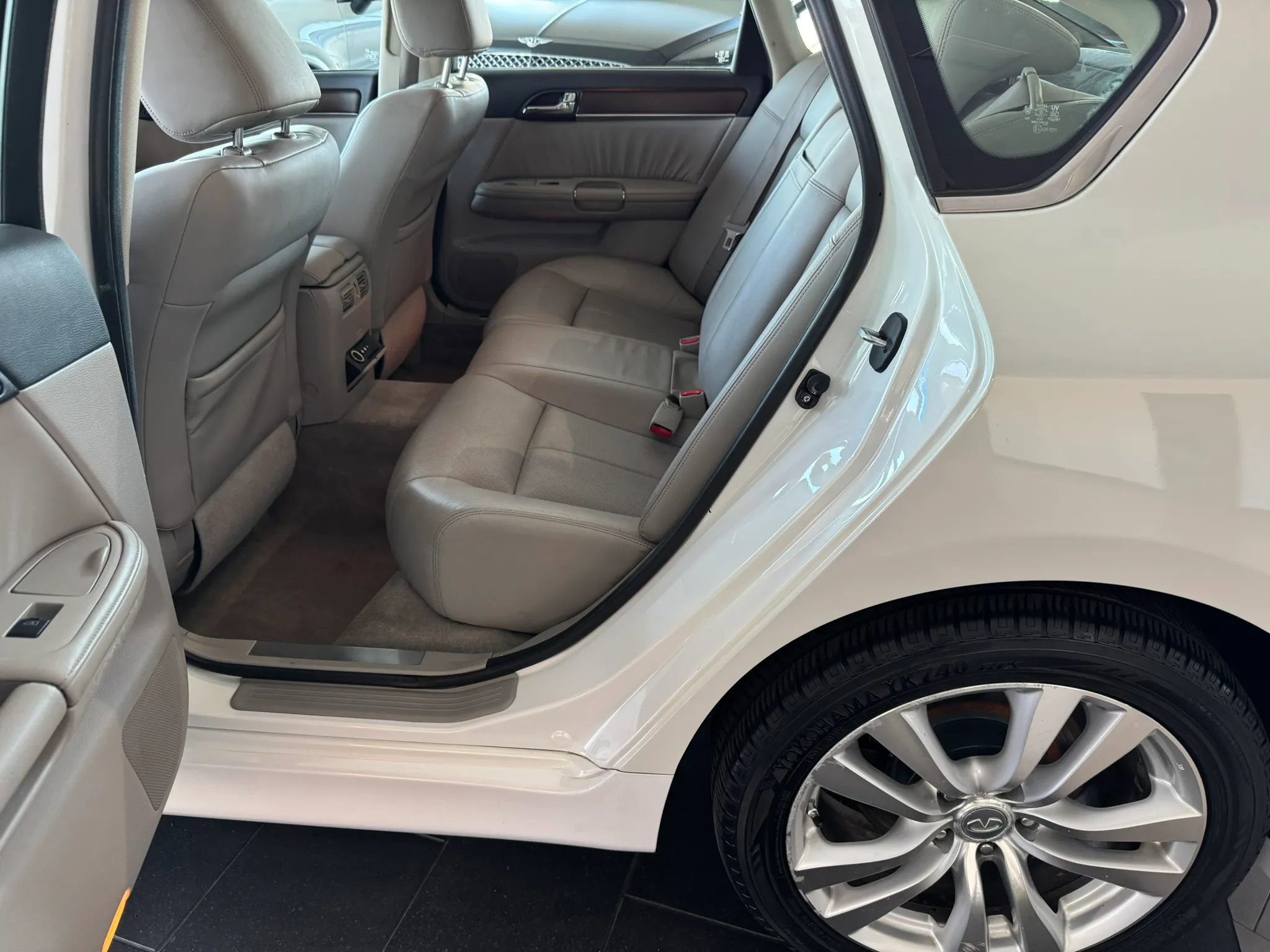 Used 2008 INFINITI M35 M35x Sedan 4D w/ Technology Pkg image 28