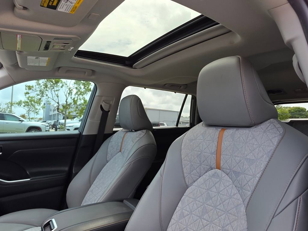 Used 2023 Toyota Highlander Bronze Edition image 24