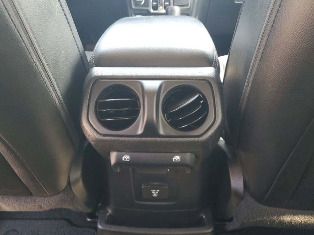Used 2019 Jeep Wrangler Unlimited Sahara image 21