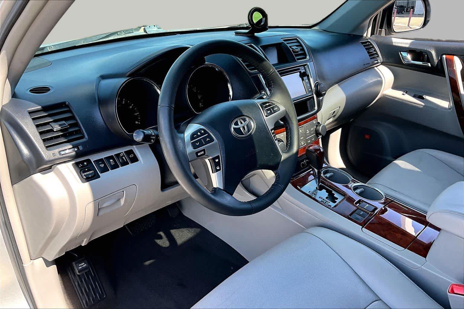 Used 2013 Toyota Highlander Limited FWD image 16