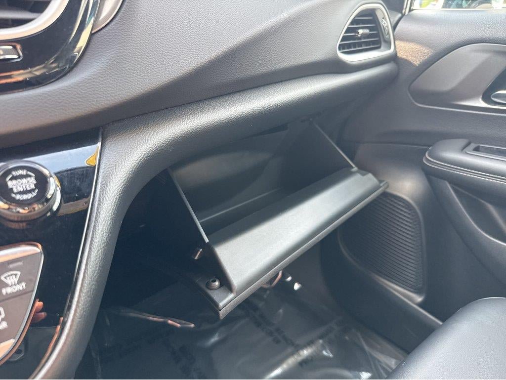 Used 2025 Chrysler Pacifica Select FWD image 33