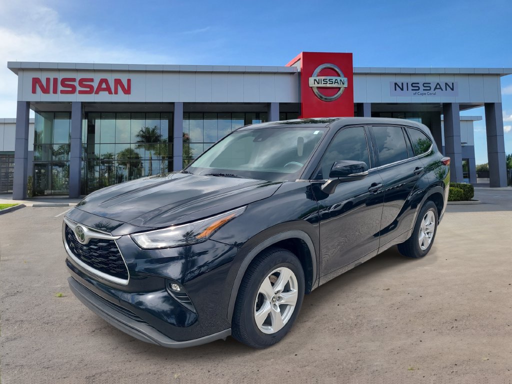Used 2022 Toyota Highlander LE FWD image 5