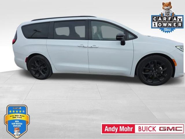 Used 2025 Chrysler Pacifica Limited image 1