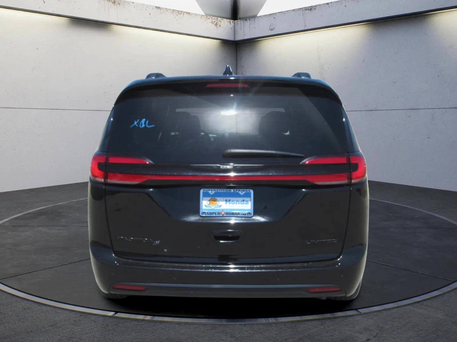 Used 2025 Chrysler Pacifica Limited FWD image 7