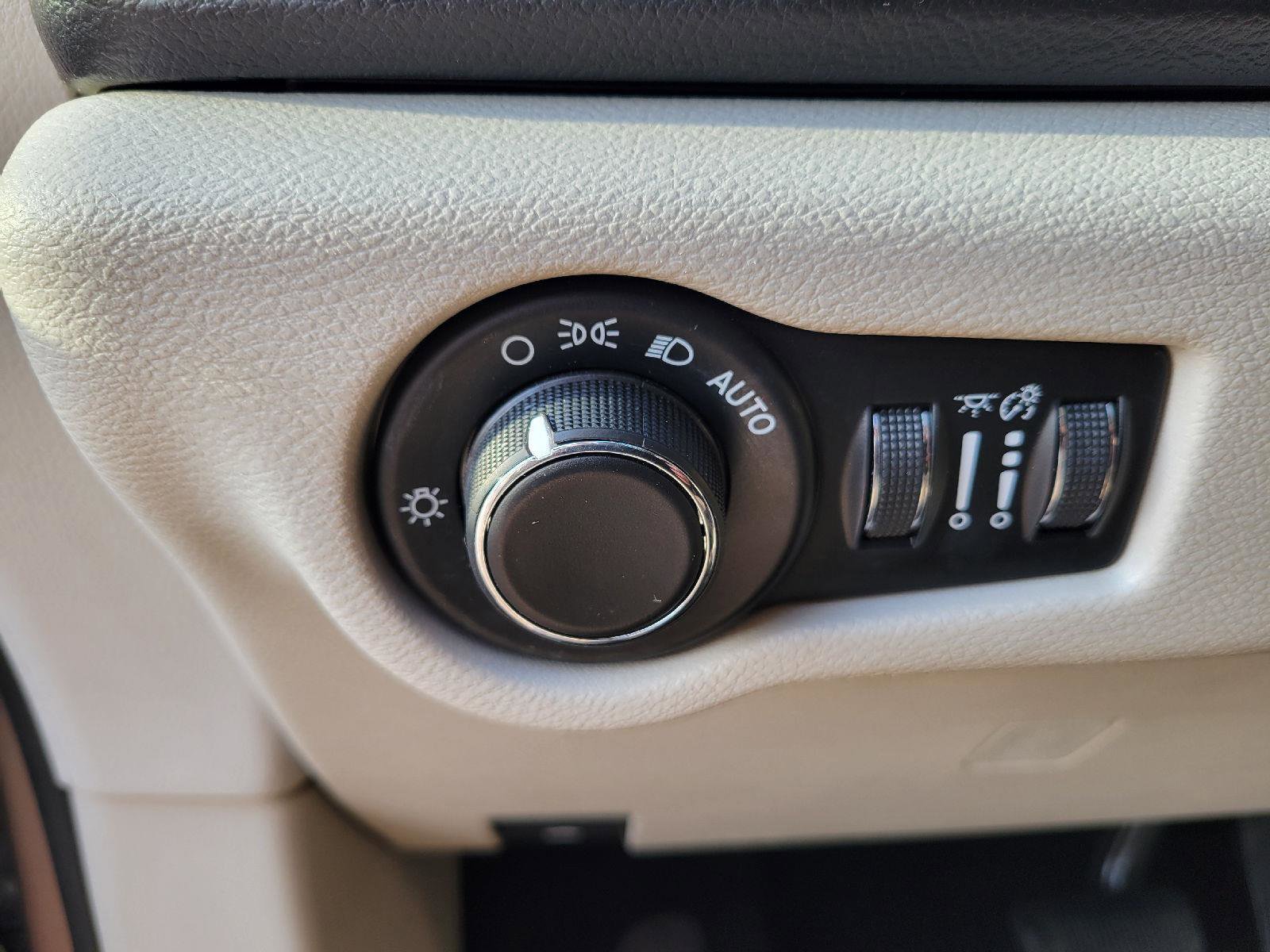 Used 2017 Chrysler Pacifica Touring w/ Tire & Wheel Group image 10