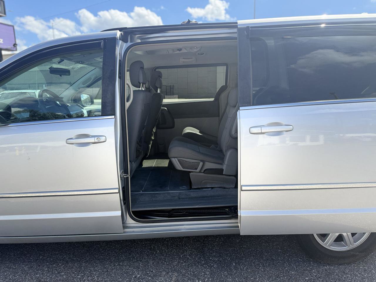 Used 2010 Chrysler Town & Country Touring FWD image 29