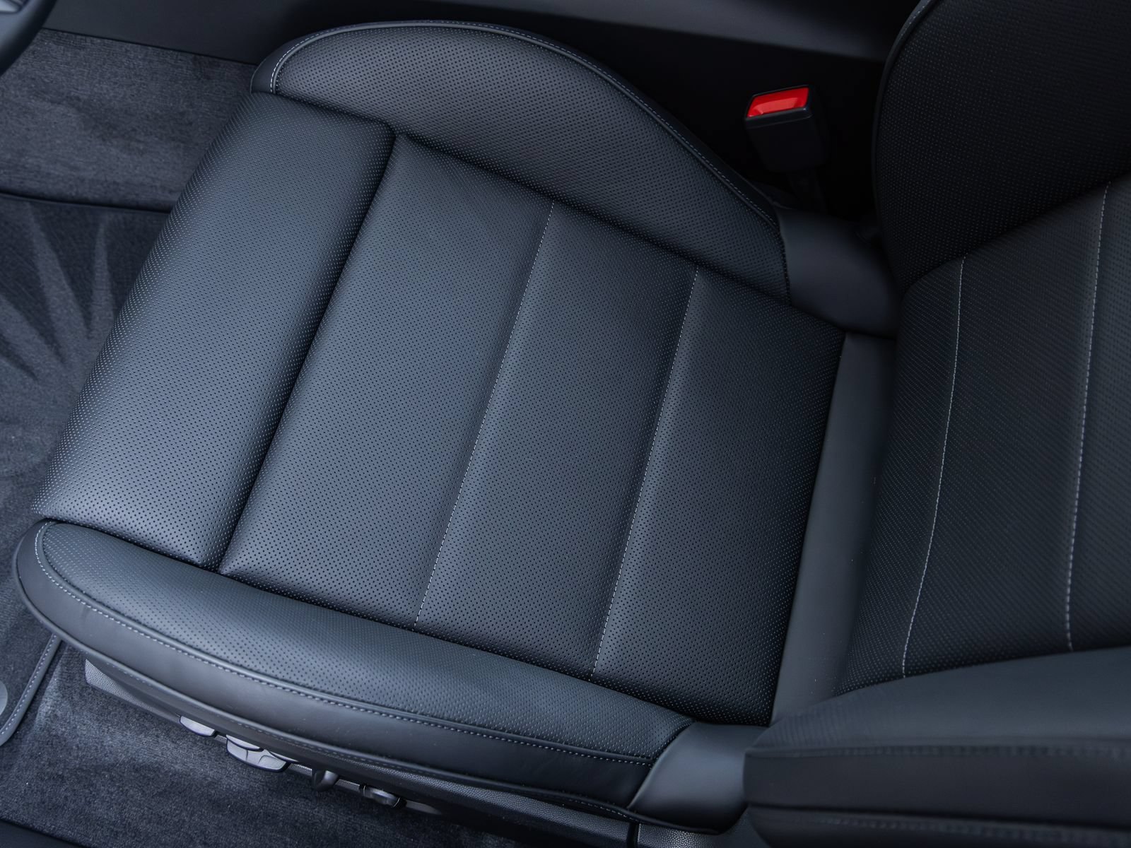 Certified 2025 Porsche Macan Electric RWD image 28