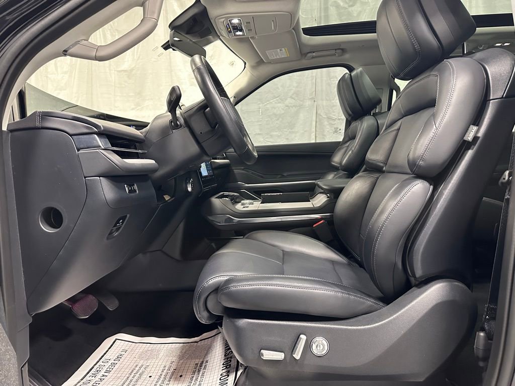 Used 2025 Lincoln Navigator Reserve image 12