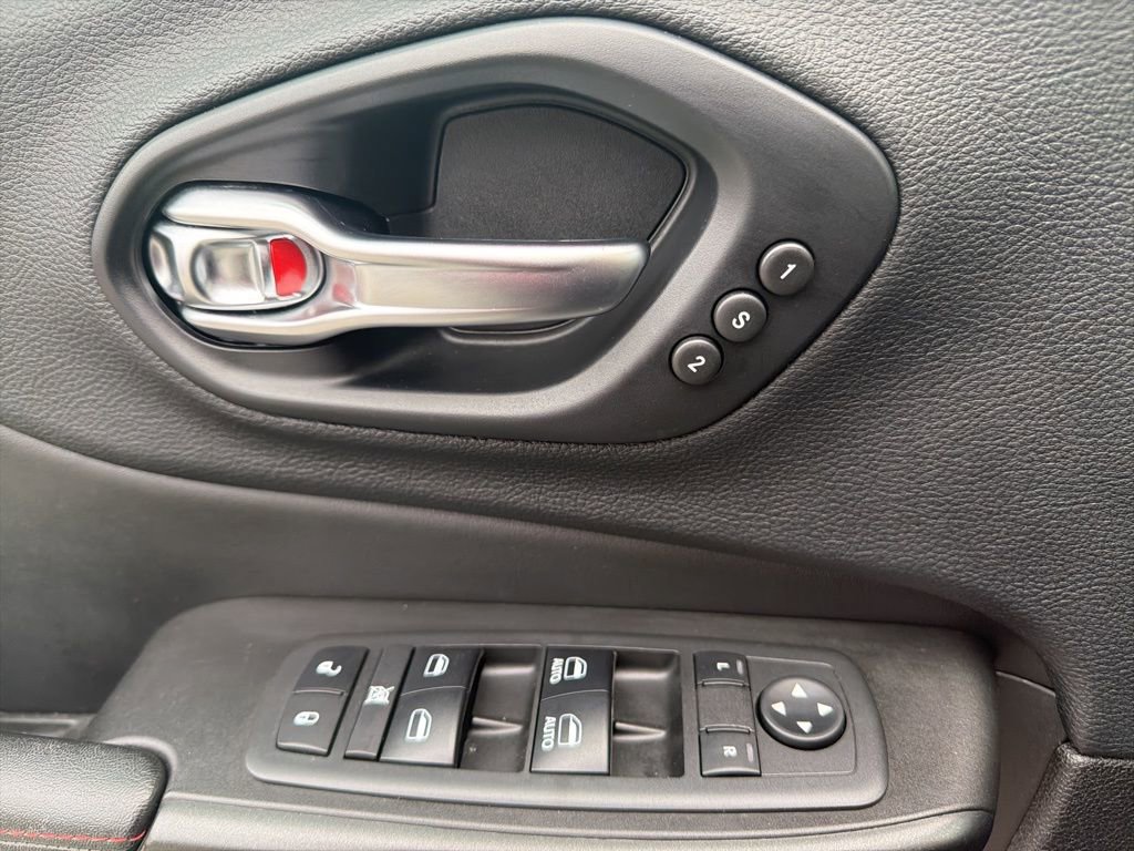 Used 2019 Jeep Cherokee Trailhawk image 15