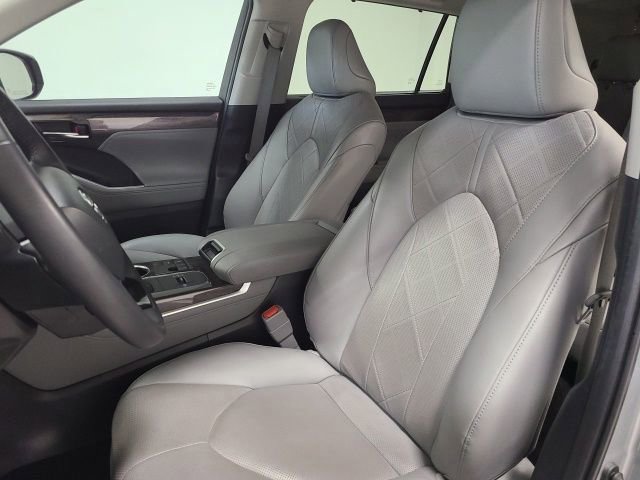 Certified 2024 Toyota Highlander Platinum FWD image 18