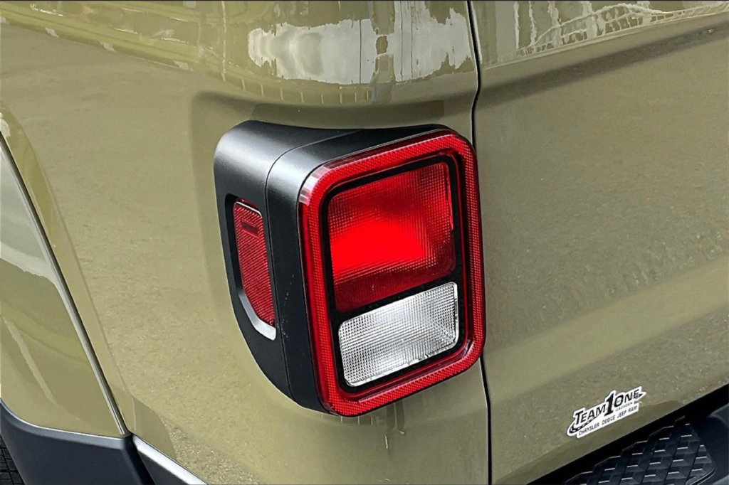 New 2025 Jeep Gladiator Sport AWD/4WD image 32