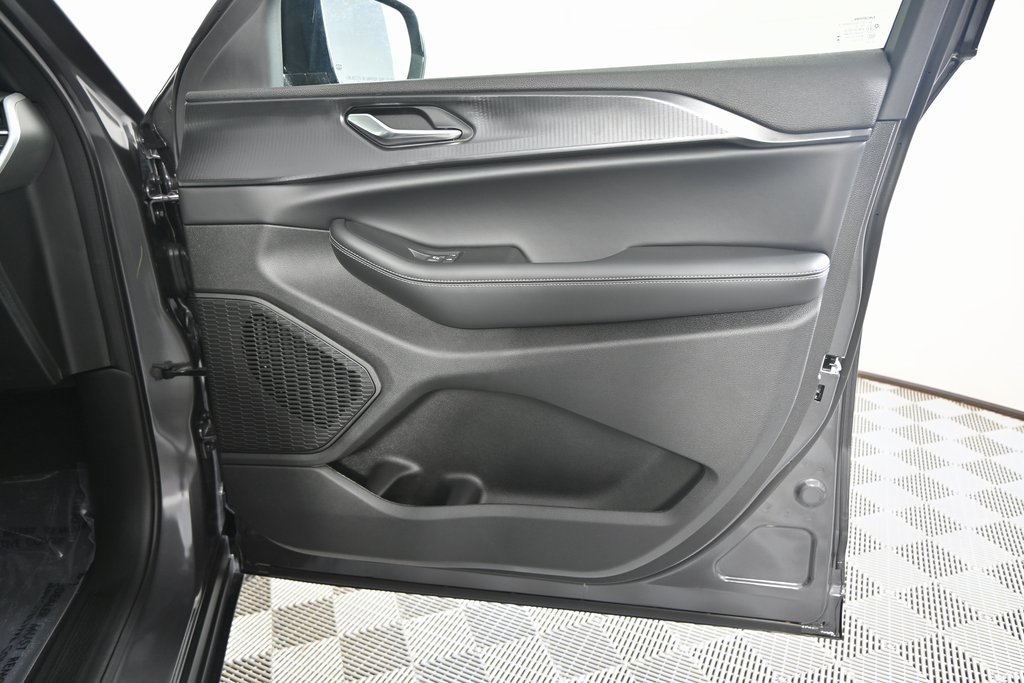 New 2025 Jeep Grand Cherokee Altitude image 12