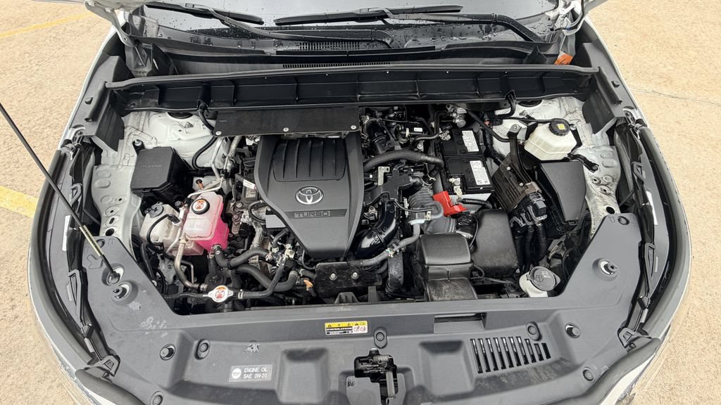 Used 2024 Toyota Highlander LE FWD image 31