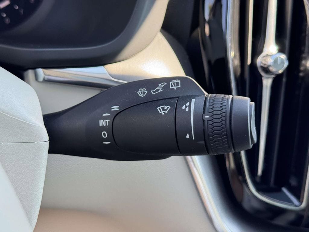 Certified 2025 Volvo XC60 B5 Core AWD/4WD image 25