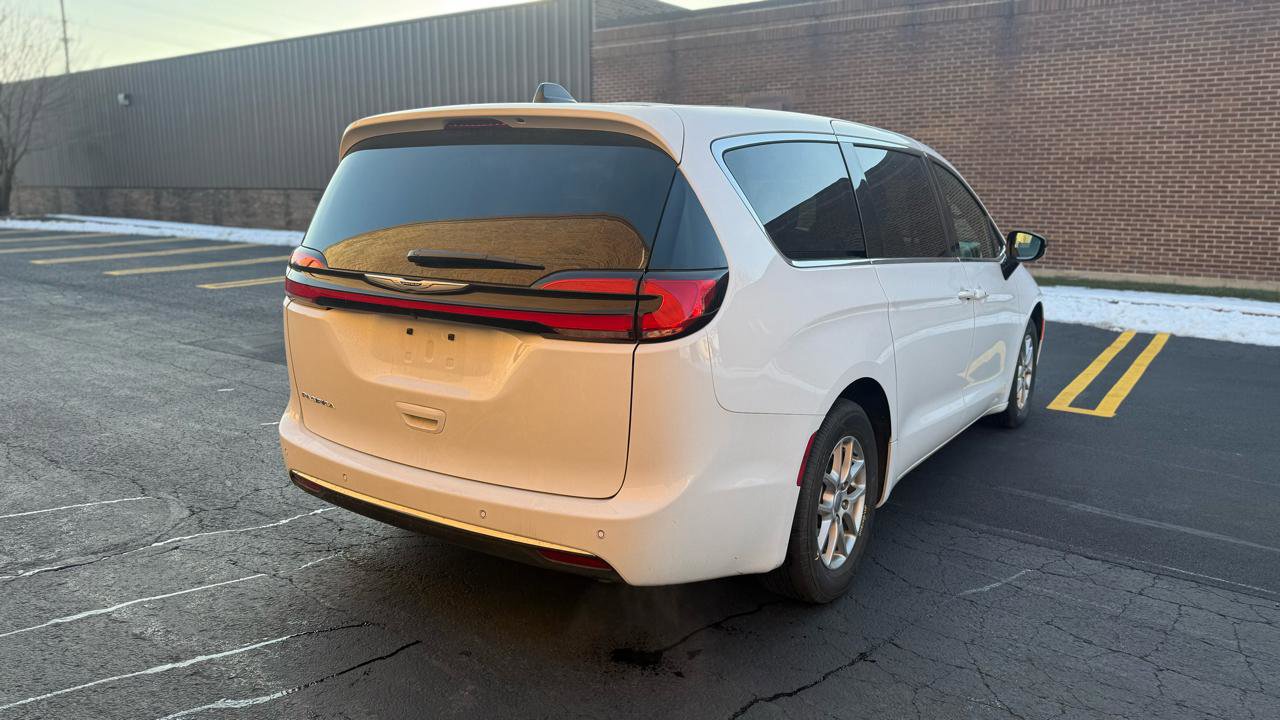Used 2025 Chrysler Pacifica Select FWD image 7