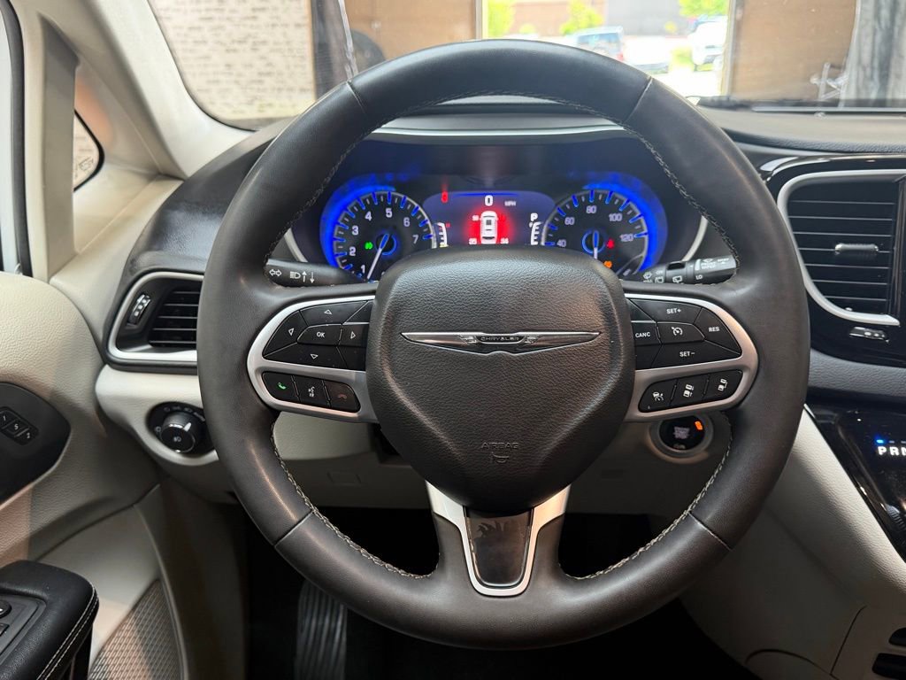 Used 2022 Chrysler Pacifica Touring-L FWD image 16