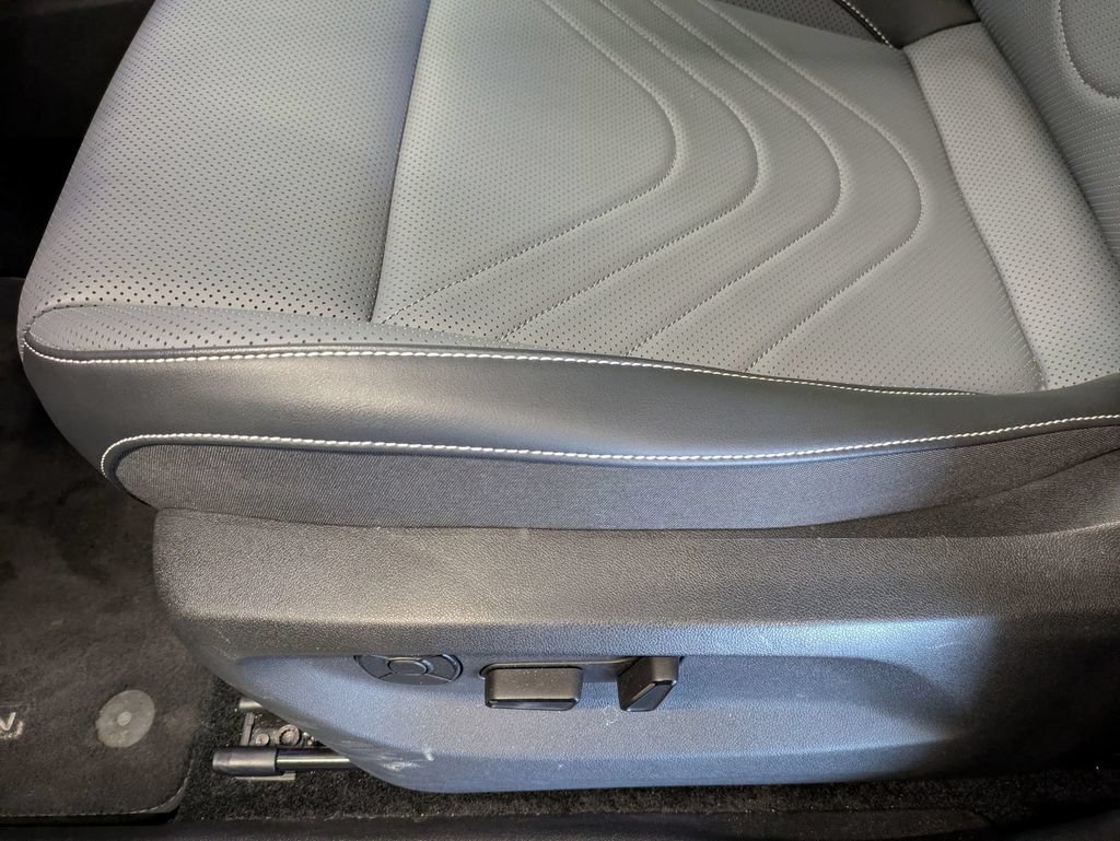 Certified 2025 Volkswagen Tiguan SE w/ Panoramic Sunroof Package AWD/4WD image 15