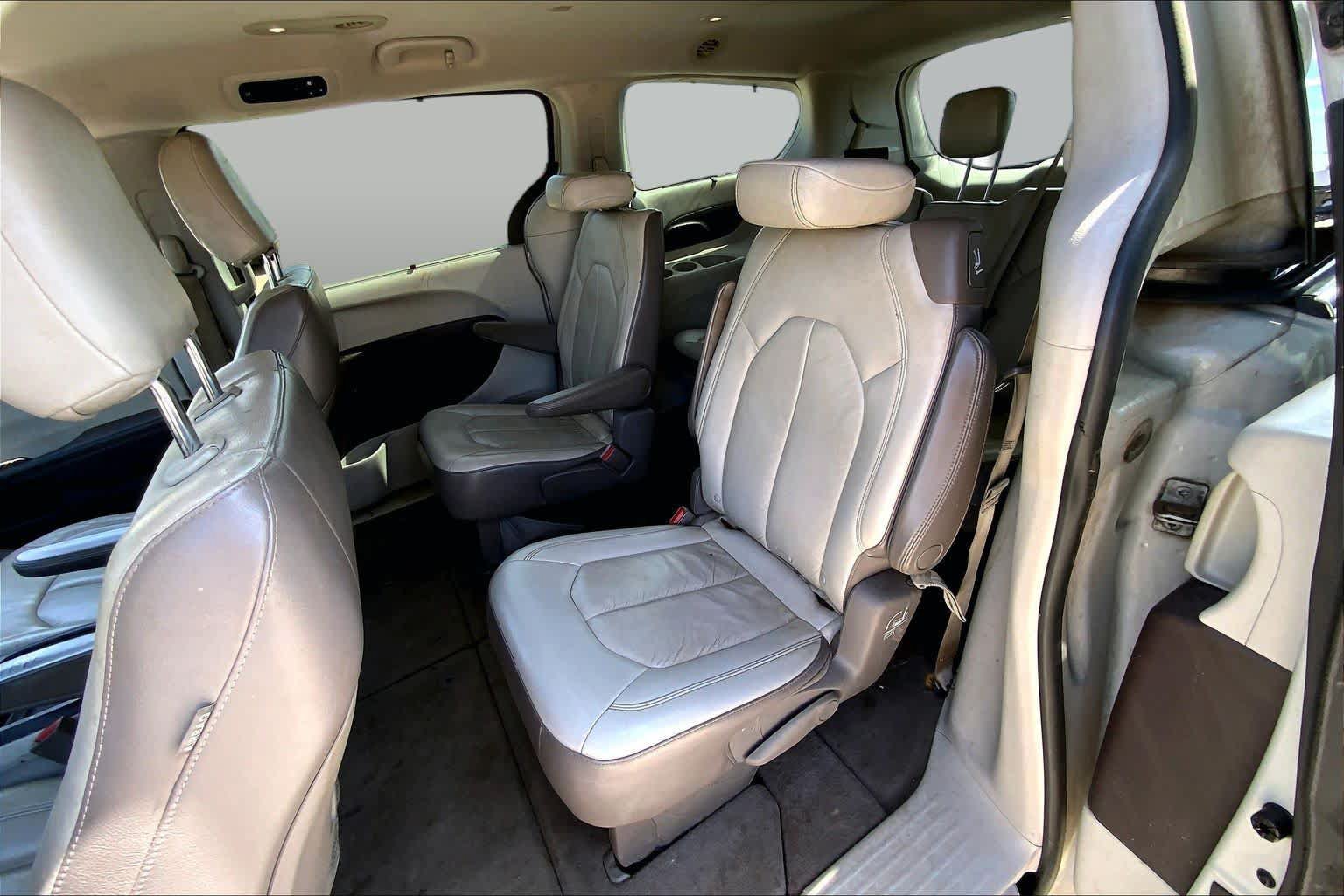 Used 2017 Chrysler Pacifica Touring-L FWD image 17