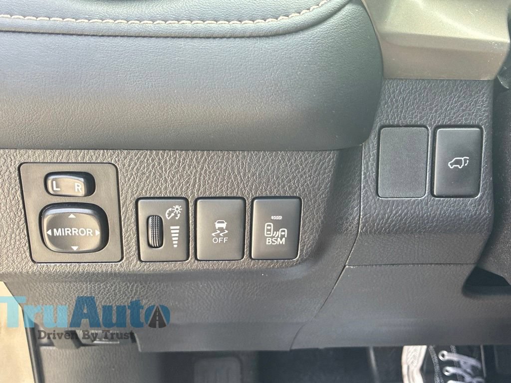 Used 2015 Toyota RAV4 Limited w/ Technology Package FWD image 38