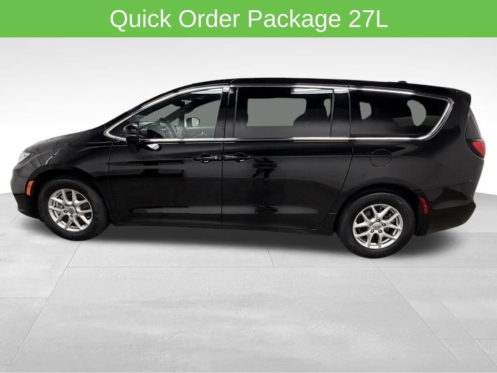 Used 2025 Chrysler Pacifica Select FWD image 4