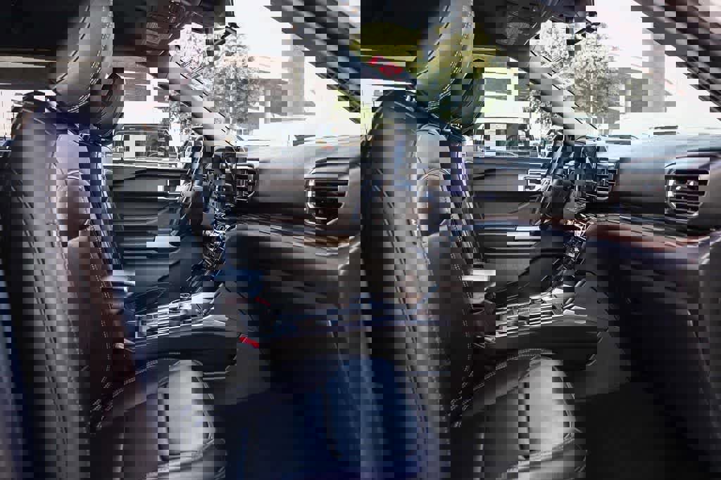 Used 2023 Ford Explorer Limited w/ Equipment Group 301A image 17