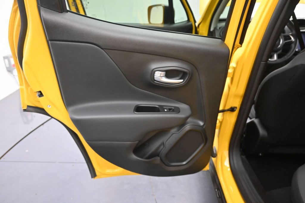 Used 2023 Jeep Renegade Latitude w/ Premium Group AWD/4WD image 15