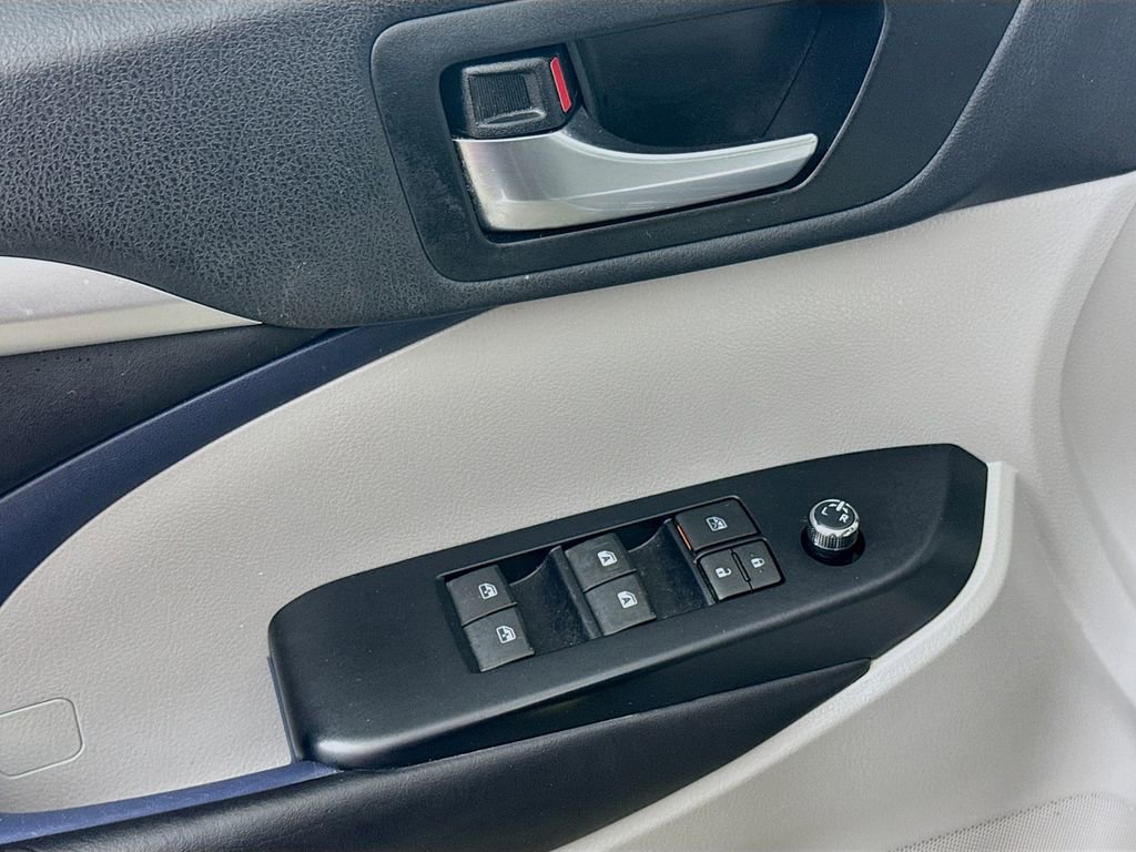 Used 2019 Toyota Highlander XLE image 12