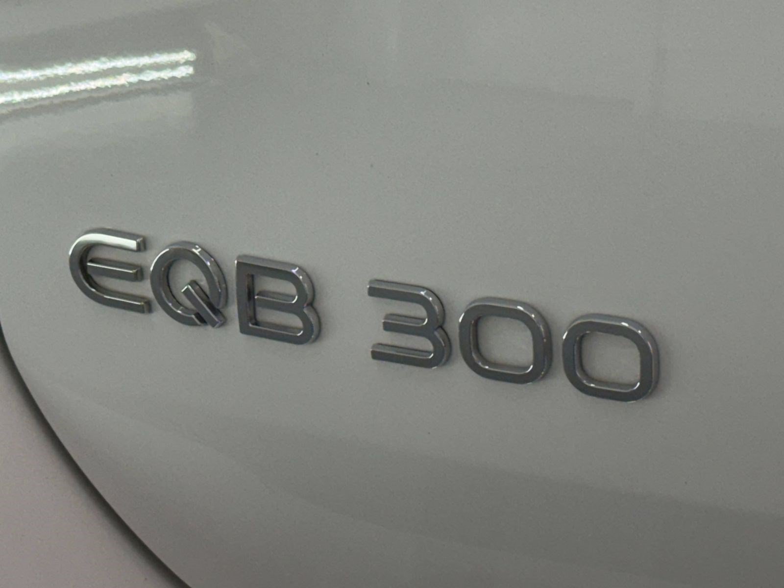 Used 2023 Mercedes-Benz EQB 300 4MATIC image 25