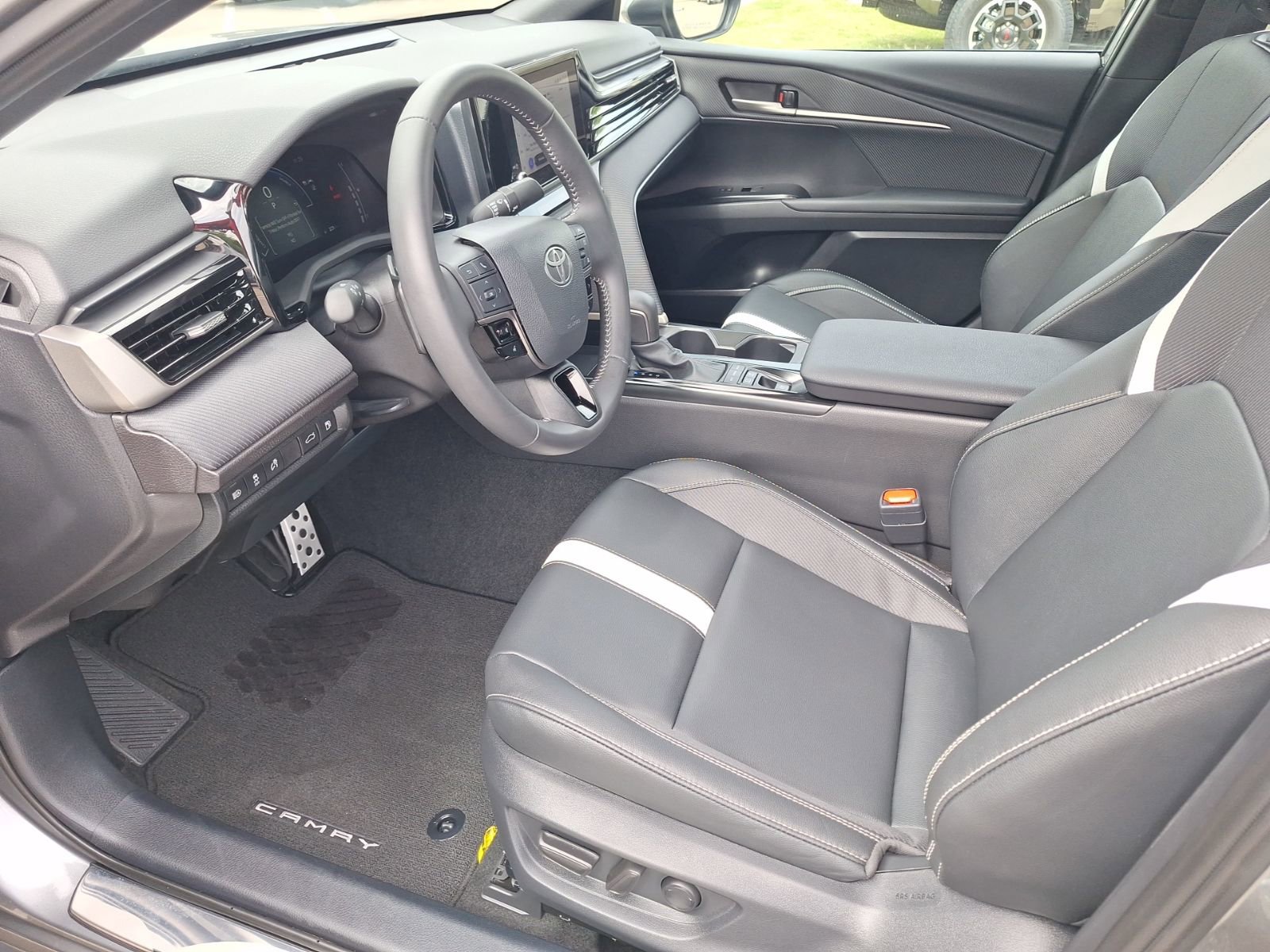 Used 2025 Toyota Camry SE w/ Convenience Package FWD image 15