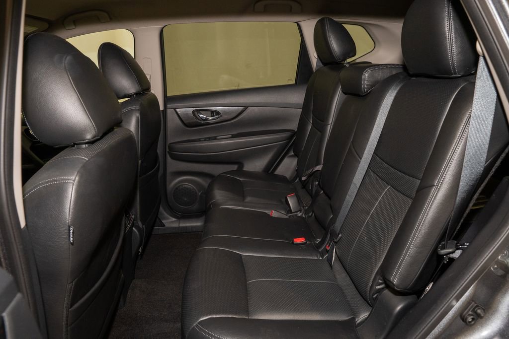 Used 2017 Nissan Rogue SV w/ SV Premium Package image 8