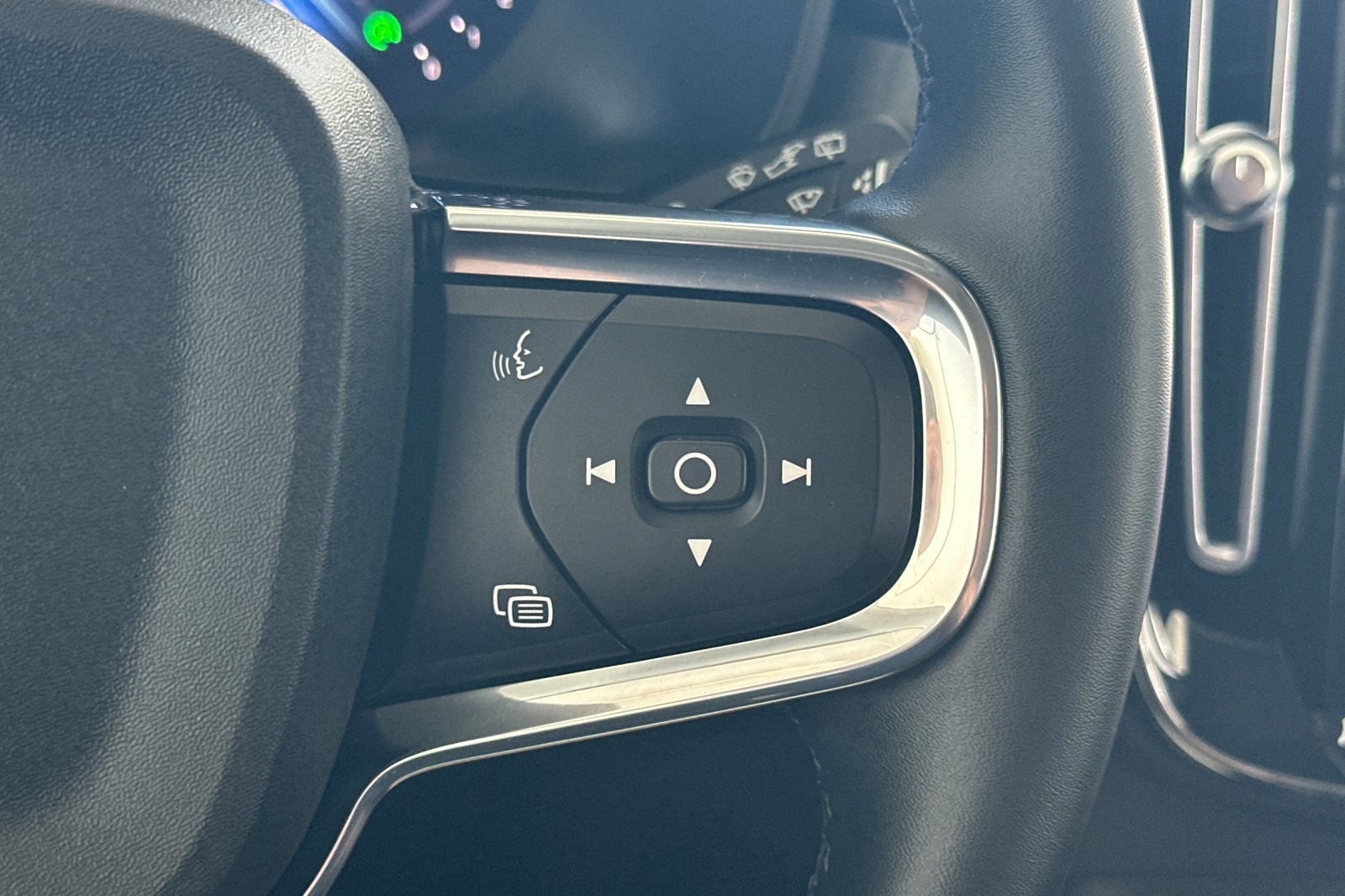 Certified 2026 Volvo XC40 B5 Plus AWD/4WD image 29