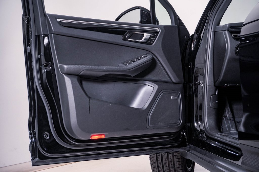 Certified 2025 Porsche Macan image 25