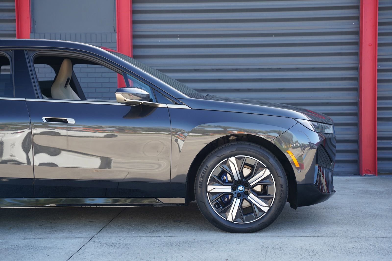 Used 2023 BMW iX xDrive50 w/ Sport Package image 9