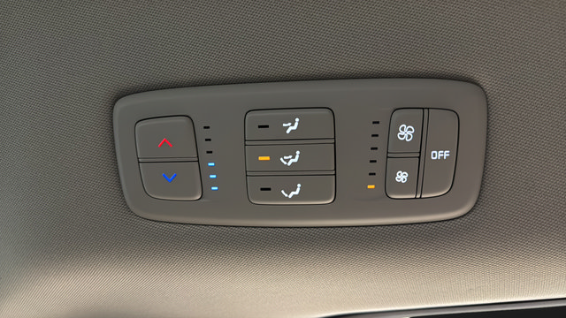 Used 2024 Kia Carnival LX FWD image 33