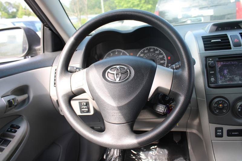 Used 2013 Toyota Corolla LE FWD image 9