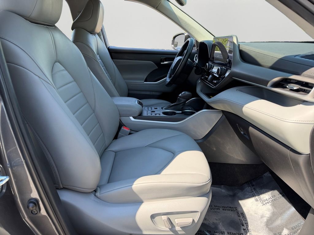 Used 2023 Toyota Highlander XLE AWD/4WD image 8