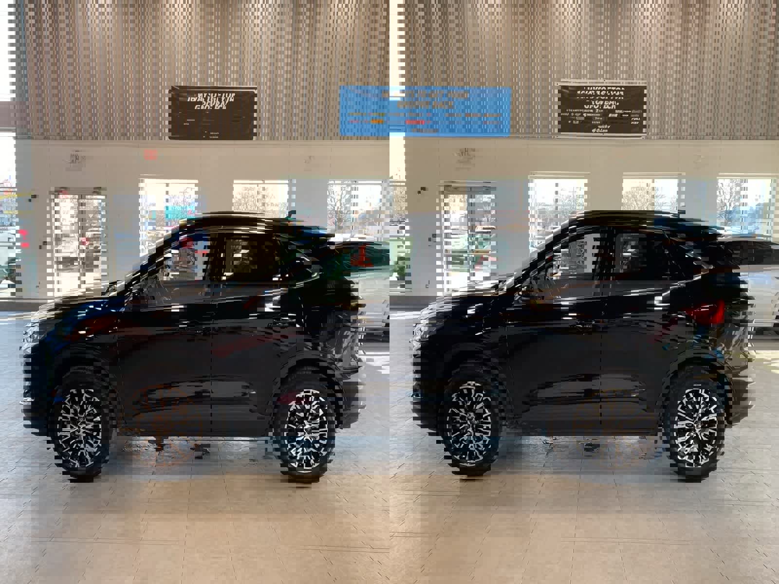 Used 2025 Ford Escape SE image 2