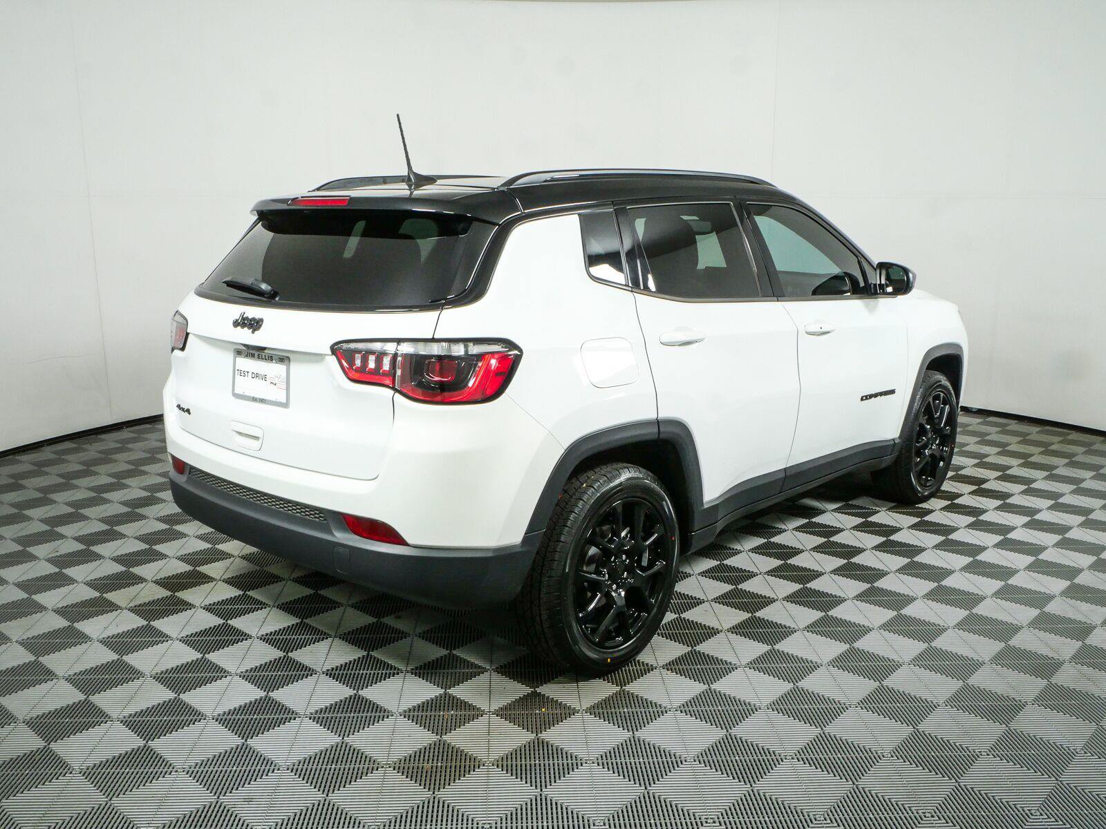 Used 2023 Jeep Compass Latitude w/ Sun and Sound Group AWD/4WD image 3