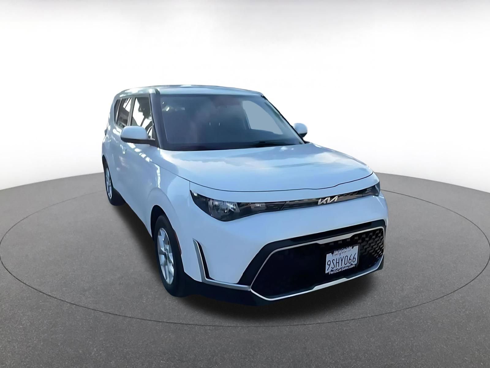 Used 2025 Kia Soul LX w/ LX Technology Package FWD image 3