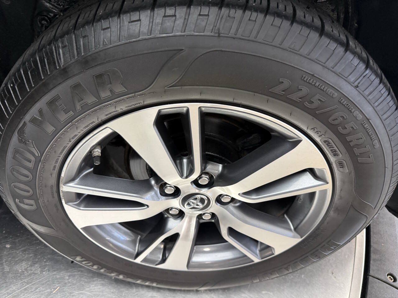 Used 2017 Toyota RAV4 XLE AWD/4WD image 30