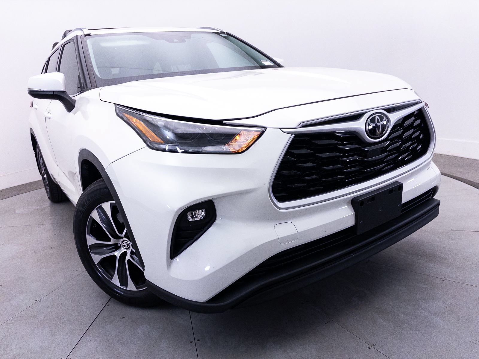 Used 2021 Toyota Highlander XLE AWD/4WD image 4