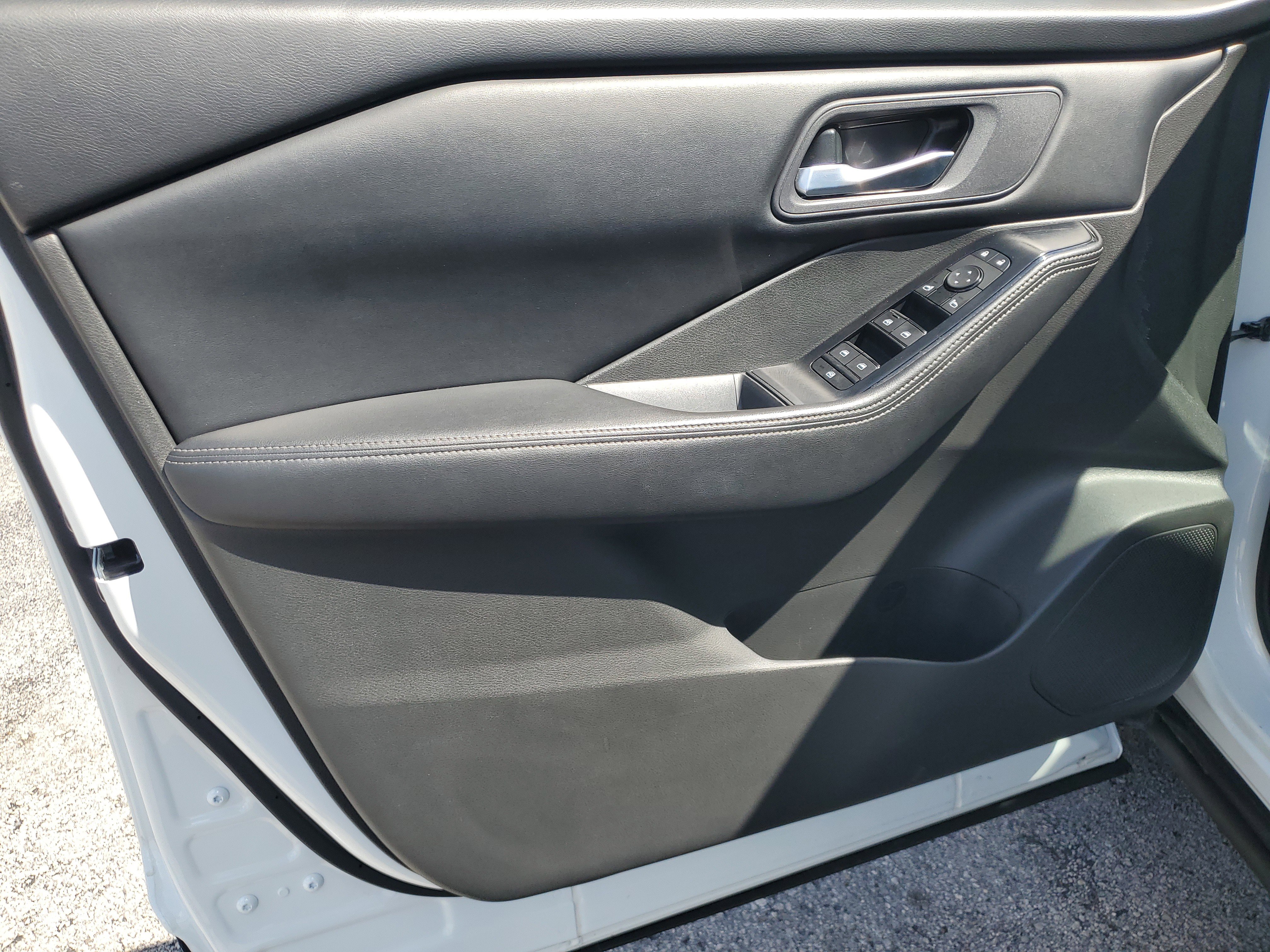 Used 2024 Nissan Rogue SV image 10