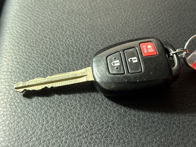 Used 2020 Toyota Tacoma SR5 AWD/4WD image 32