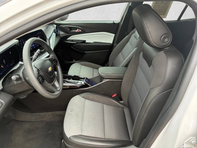 Used 2025 Chevrolet Trax LT FWD image 16