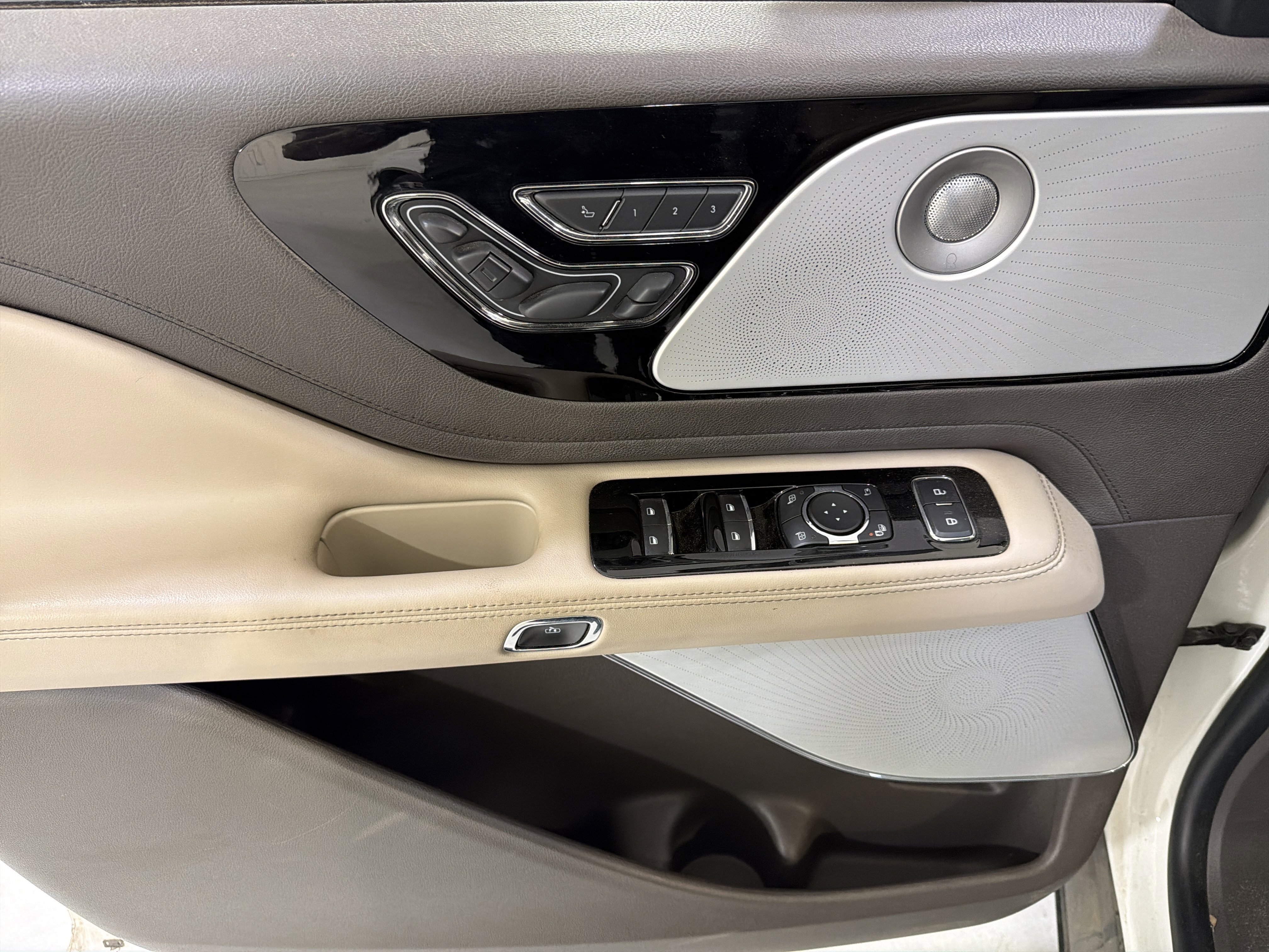 Used 2022 Lincoln Aviator Reserve w/ Equipment Group 201A image 16