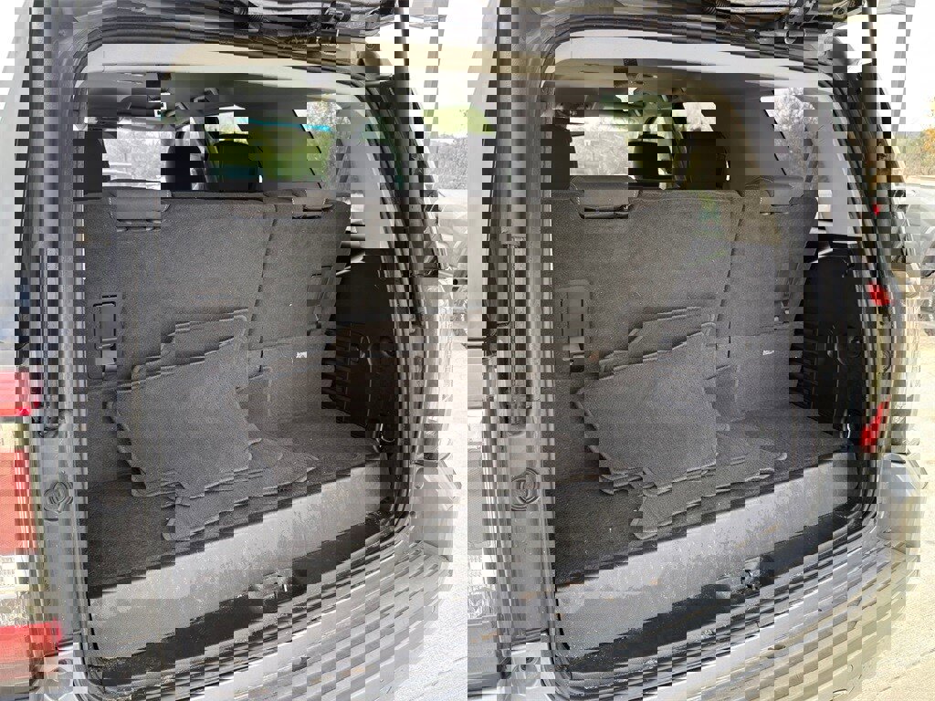 Used 2018 GMC Yukon SLE w/ SLE Value Package image 30